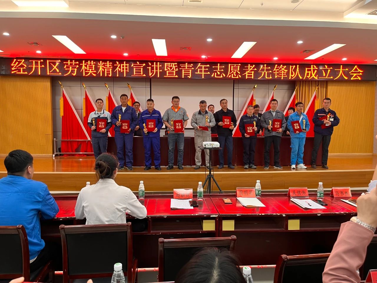 致敬一定发模范，，，，，，让劳动者实力熠熠生辉——一定发铝材获劳动模范表扬